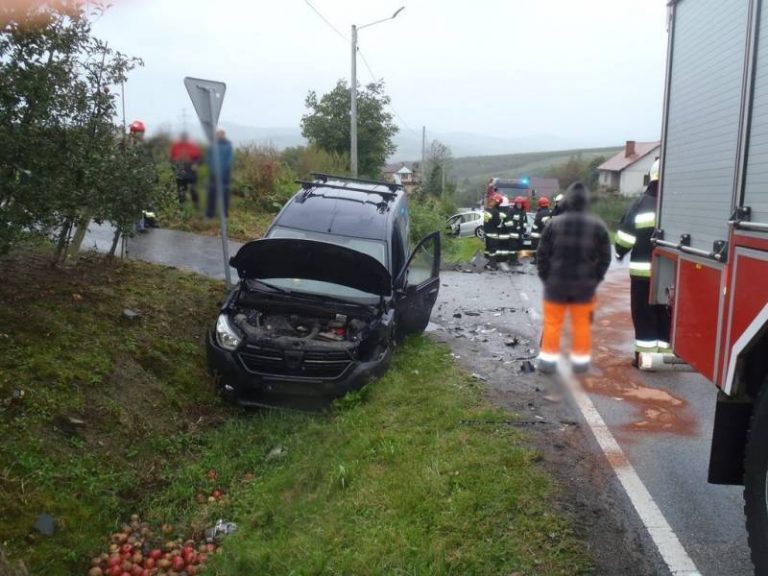 Łącko: podróż Dacii i Seata z fiałem w rowie. Jedna osoba ranna