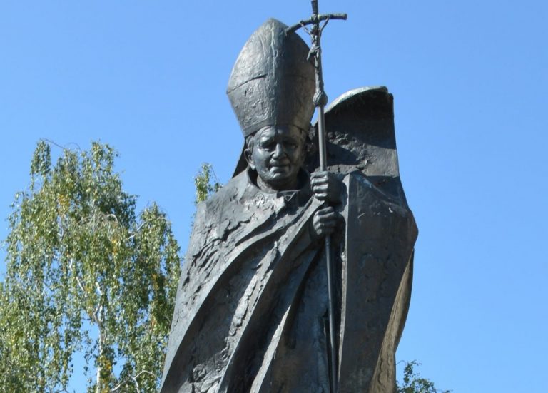 Rzucał zniczami w pomnik papieża. Sam nie wie czemu
