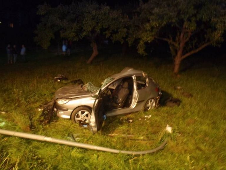 Nawojowa: z samochodu został wrak. Dwie osoby w szpitalu