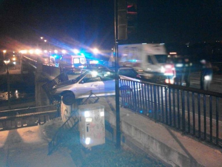 Wbił się w balustradę mostu, wysiadł z samochodu i odszedł