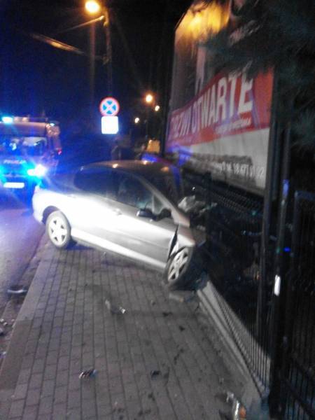 Nowy Sącz ul. Radziecka: wypadek! Auto wbiło się w ogrodzenie. Cztery osoby w szpitalu