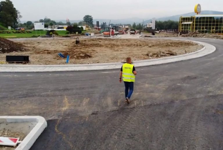 Nowy Sącz: można już jeździć przez rondo pod zamkiem [FILM]