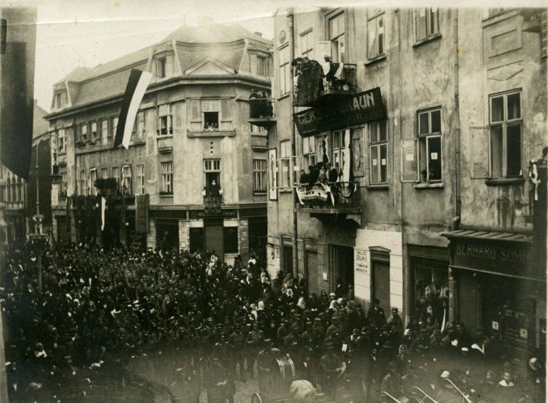 Nowy Sącz – tu pierwsza przyszła wolność. Rozmowa z historykami
