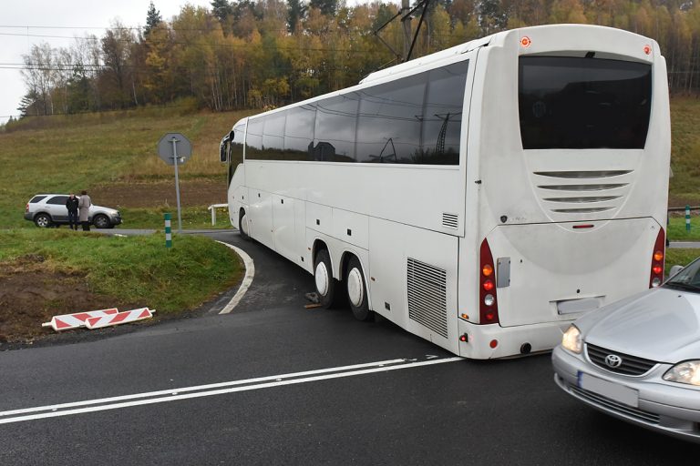 Autobus utknął na torach. Na szczęście udało się zatrzymać pociąg…