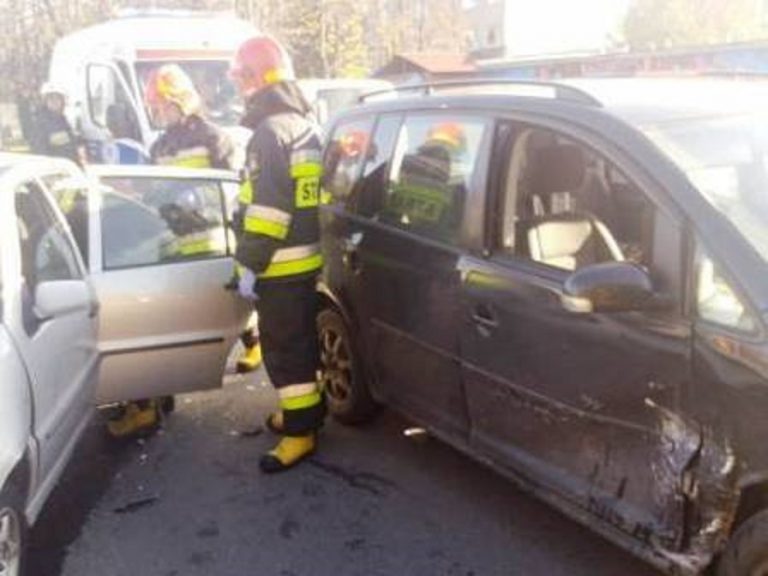 Zderzenie dwóch Volkswagenów. Dwie osoby poszkodowane