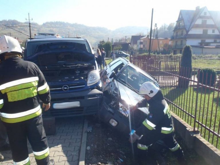 Zderzenie osobówki i samochodu dostawczego. Subaru w rowie