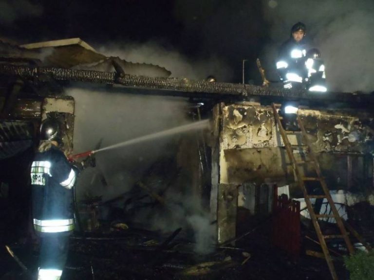 42 strażaków gasiło pożar budynku gospodarczego i garażu. Ewakuowano zwierzęta