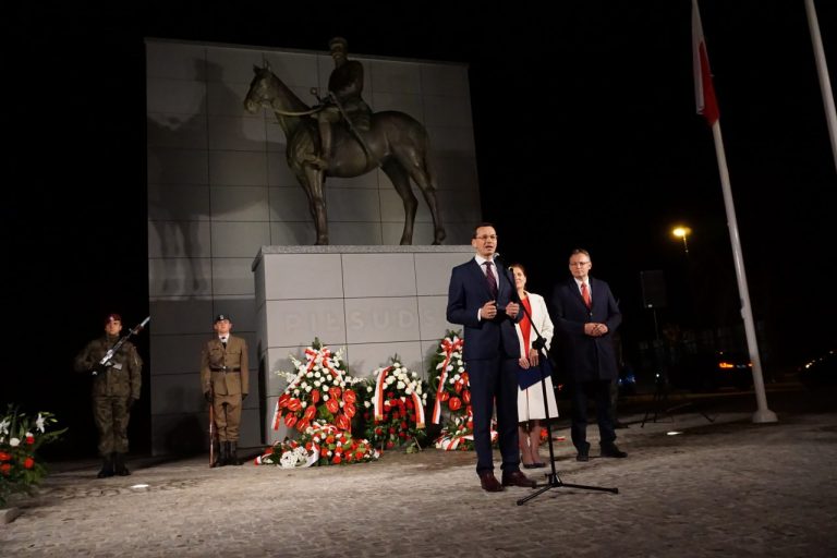 Mateusz Morawiecki przyjechał zapalić znicz i pomóc w kampanii Iwonie Mularczyk