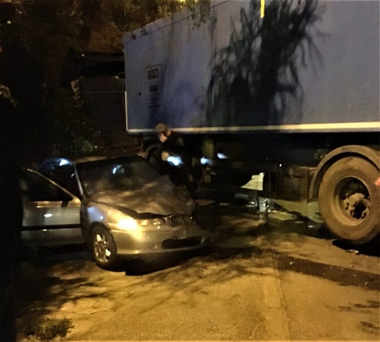 Z OSTATNIEJ CHWILI: Na ul. Węgierskiej samochód osobowy wjechał pod tira