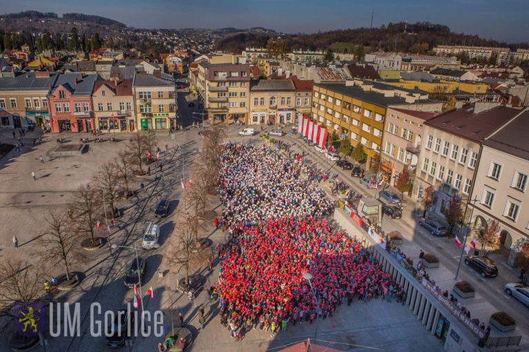 Zrobili to! Żywa biało–czerwona flaga na Rynku