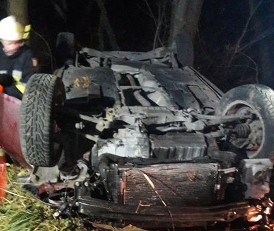Z ostatniej chwili: dachowanie osobówki. Kobieta trafiła do szpitala