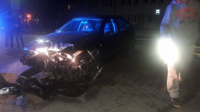 Krynica-Zdrój: osobówka uderzyła w metalowe ogrodzenie