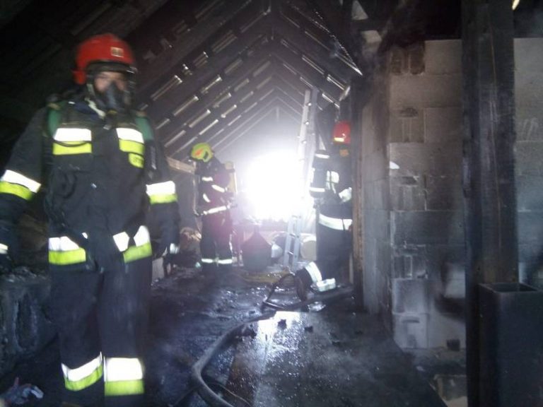 Paliło się poddasze domu. Dojazd strażaków utrudniała wąska, oblodzona droga