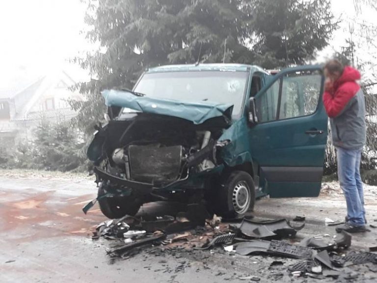 Czołówka dwóch samochodów dostawczych i osobówka w rowie. Jedna osoba w szpitalu