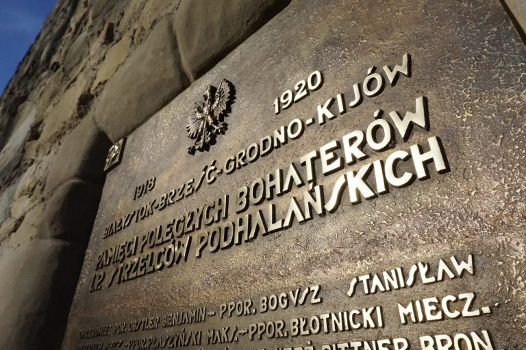 Pamiątkowe tablice po 84 latach wróciły na Basztę Kowalską, aby wskrzeszać pamięć…