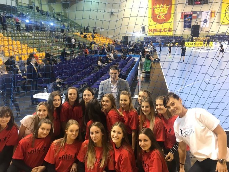 Spełnione marzenia piłkarek Dwójki. Były na meczu Barcelony z Vive [Zdjęcia]