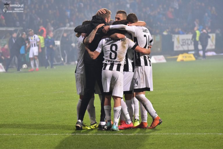 W 1. lidze zagrali rywale Sandecji. Lider z wielką przewagą nad resztą