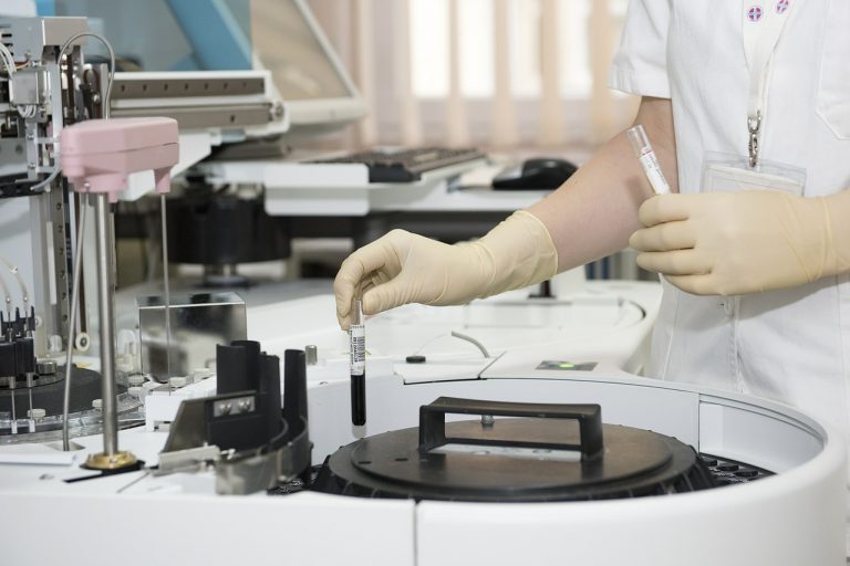 Twoje życie zależy od ludzi, którzy czują się niedoceniani. Pracownicy laboratoriów protestują