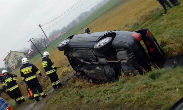 Z ostatniej chwili: samochód uderzył w przepust. Rodzina w szpitalu