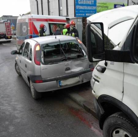 Chełmiec: zderzenie osobówki i samochodu ciężarowego. Jedna osoba w szpitalu