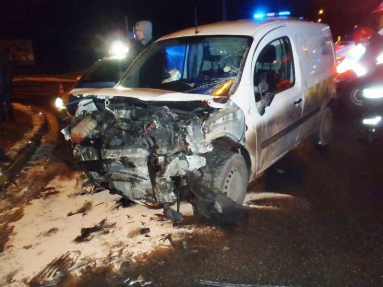 Zderzenie dwóch osobówek. Jedna z nich to samochód firmy kurierskiej