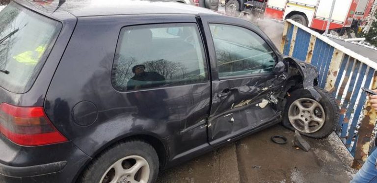 Karambol w Nowym Sączu. W autach dorośli, trzyletnia dziewczynka oraz pies