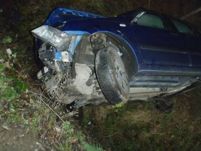 Wpadł w poślizg i zjechał z drogi. Trzy osoby w szpitalu