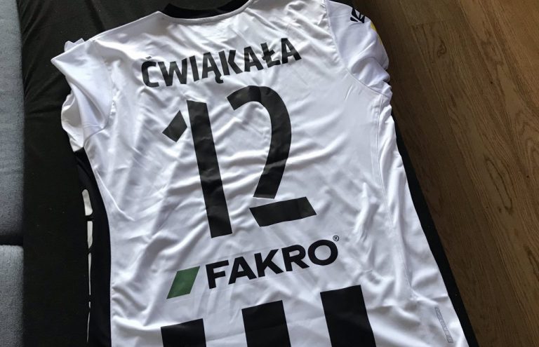 Wyjątkowa akcja. Sandecja nagrodziła dziennikarzy… koszulkami