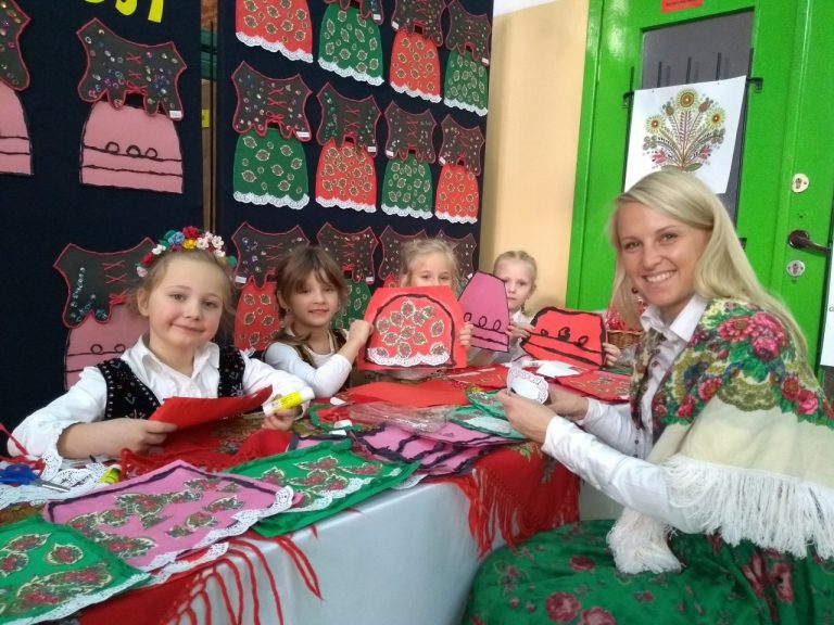 Dzień Spotkania z Tradycją: Rękodzieło, pokazy sztuki koronkarskiej, stroje ludowe [ZDJĘCIA]