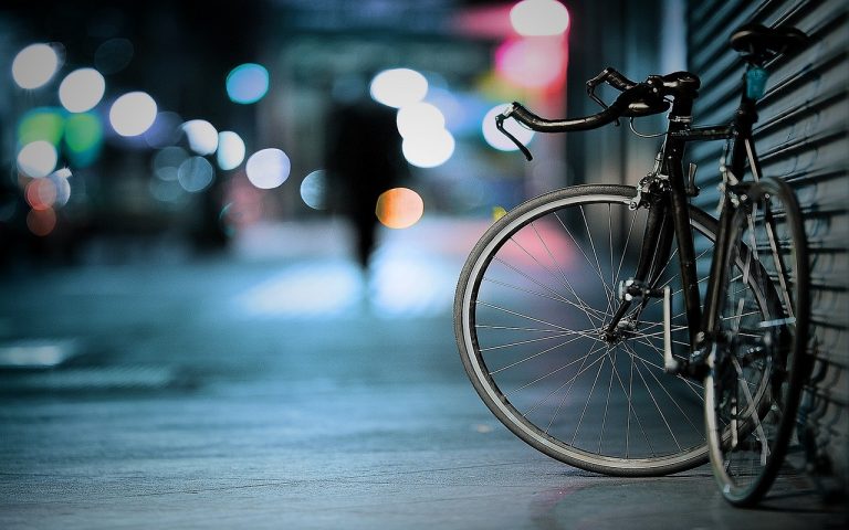 Ukradli stojący przed sklepem rower. Jeden z nich miał przy sobie noże