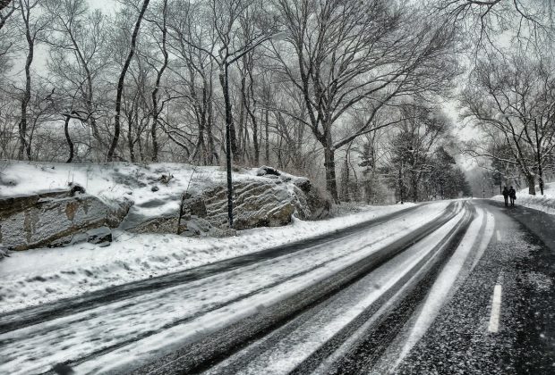 Uwaga! Drogi i chodniki mogą być bardzo śliskie