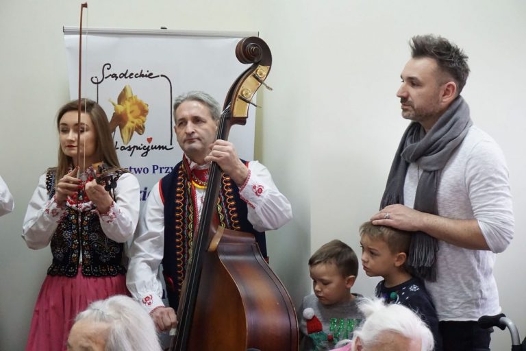 Mateusz Ziółko z kolędą w Sądeckim Hospicjum