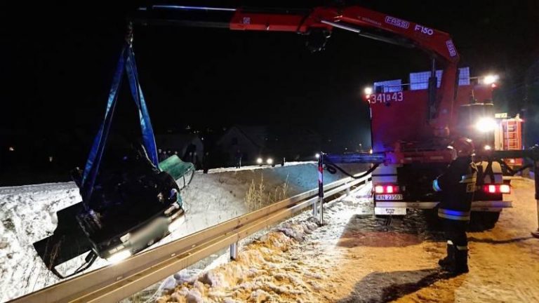 UWAGA! nadal bardzo ślisko na drogach. W Niskowej auto w rowie, w Podolu Górowej zderzenie z ciężarówką