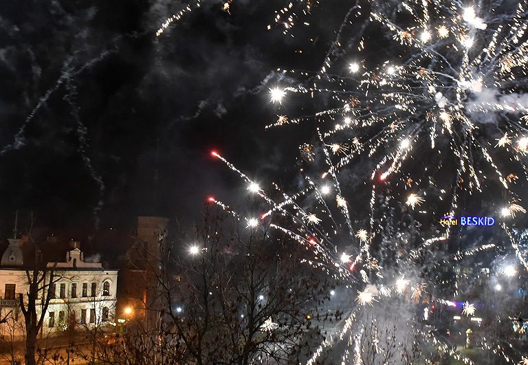 Z hukiem przywitali Nowy Rok