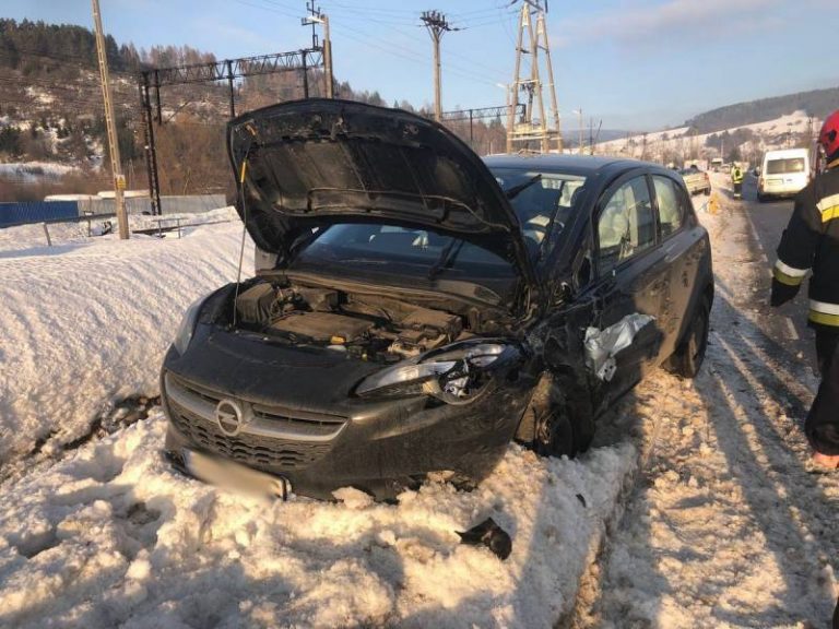 Dwa Ople wypadły z drogi w Powroźniku