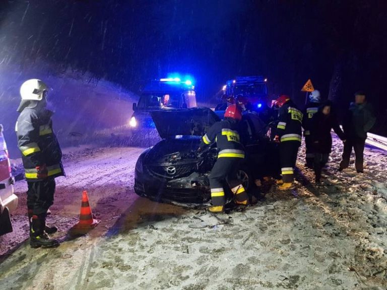Dwoje dorosłych i dziecko w szpitalu po zderzeniu osobówek