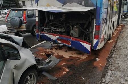 Zderzenie osobówki i autobusu. Dwie osoby w szpitalu