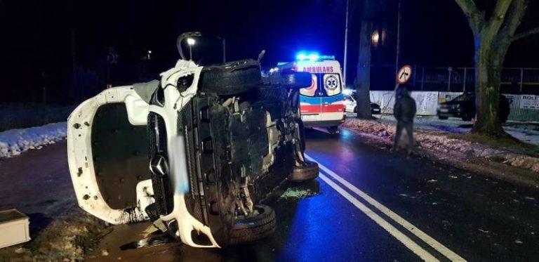 Mercedes wylądował na boku. Dwie osoby w szpitalu