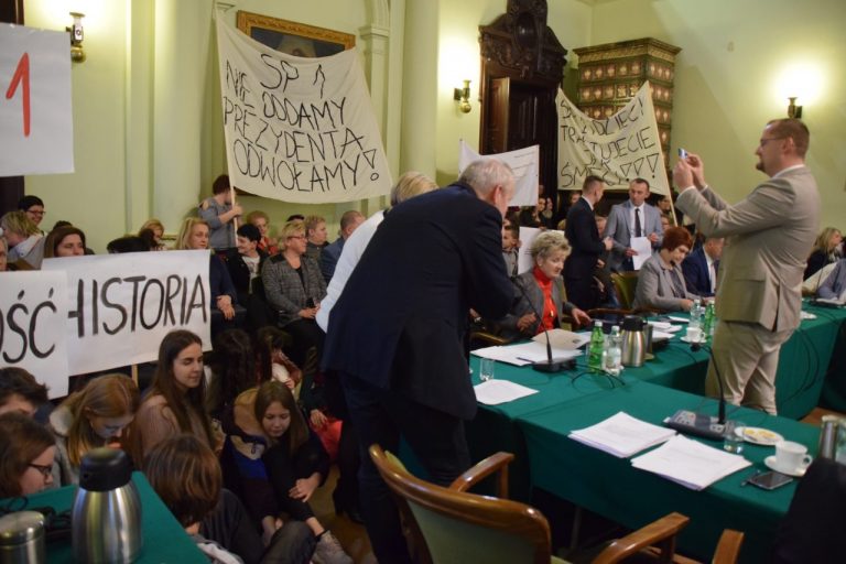 Trwa sesja Rady Miasta. Na sali tłum protestujących