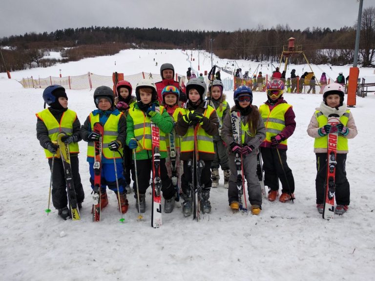 Dzieciaki na stoku jeżdżą z głową