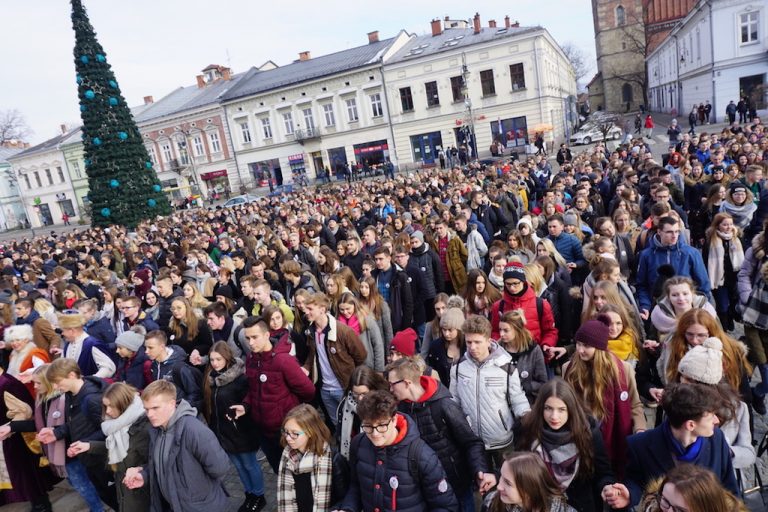 Tegoroczni maturzyści zatańczyli Poloneza na sądeckim rynku [ZDJĘCIA, FILM]