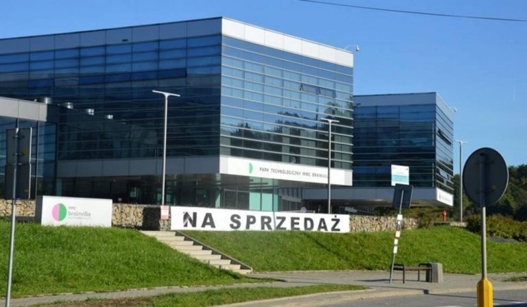 Wybudowano za 111 milionów, dziś można kupić za 28. Trzecie podejście do sprzedaży Miasteczka Multimedialnego