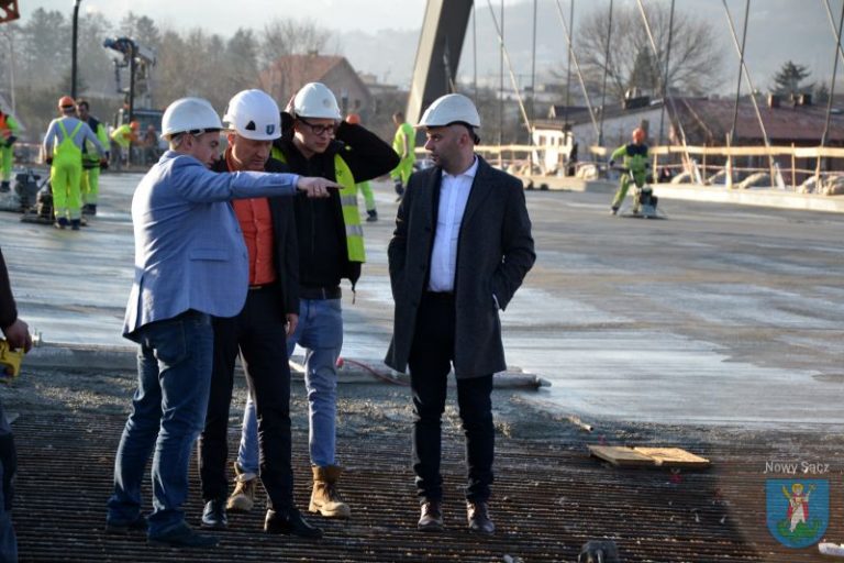 Leją beton na moście heleńskim [ZDJĘCIA]