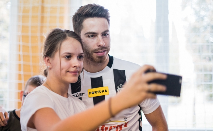 Piłkarze Sandecji w nagrodę odwiedzili szkołę podstawową