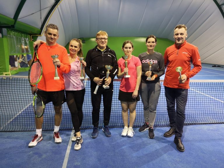 Tenis ziemny. Zagrali nocą w miksta