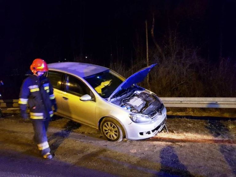 Kolizja osobówek. Funkcjonariusze szukali jednego z kierowców