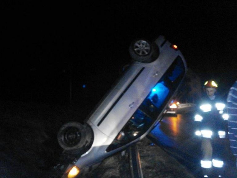 Nowy Sącz: samochód zawisł na barierce