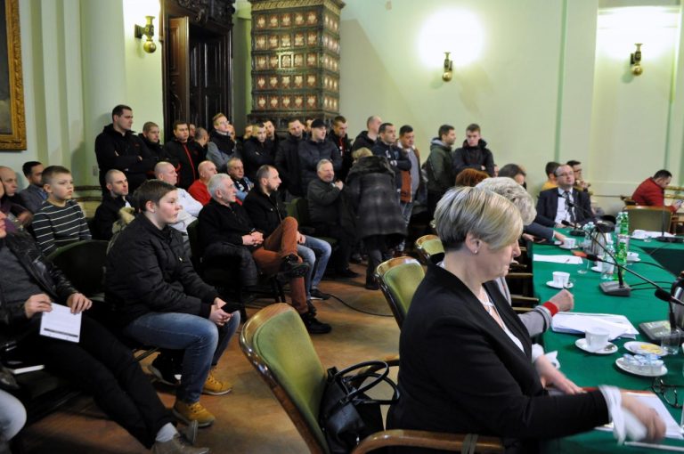 W ratuszu – polityka. Przed ratuszem – spotkanie prezydenta i kibiców Sandecji
