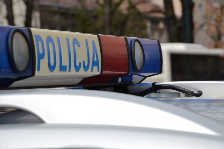 Potrącili młodego człowieka. Jeden wysiadł z samochodu i zaczął go kopać