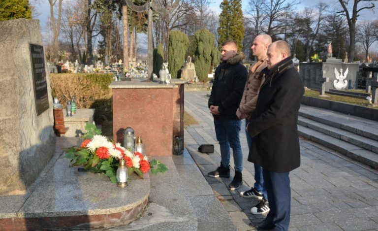 W Sandecji pamiętali o bohaterach. Wizyta prezesa i piłkarzy
